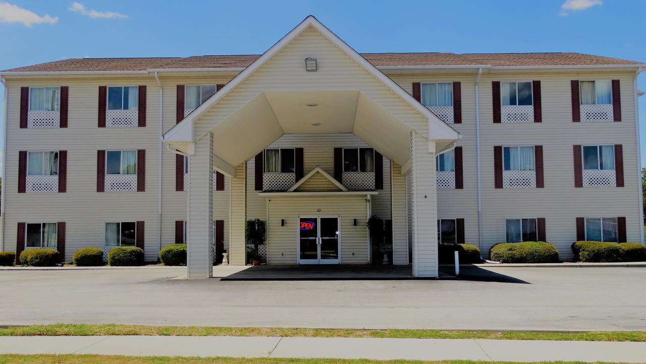 Oak Tree Inn & Suites Claxton Exterior photo